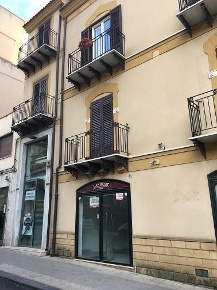 Foto Negozio in Via Crispi, Caltanissetta Centro di 80 m² in affitto