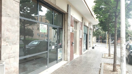 Foto Negozio in viale Dante 1b, Sassari Porcellana di 50 m² con 1 locali