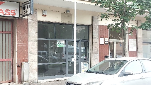 Foto Negozio in viale Dante 1b, Sassari Porcellana di 50 m² con 1 locali