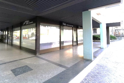 Foto Negozio in Via Cesare Battisti, Sondrio Centro di 160 m² in affitto