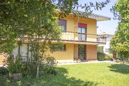 Foto Casa indipendente a Preganziol Centro di 240 m² con 7 locali