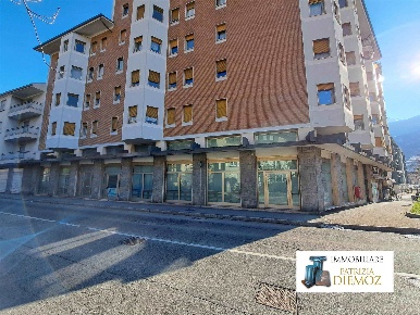 Foto Negozio in Via Saint Martin des Corléans, Aosta Centro di 410 m²