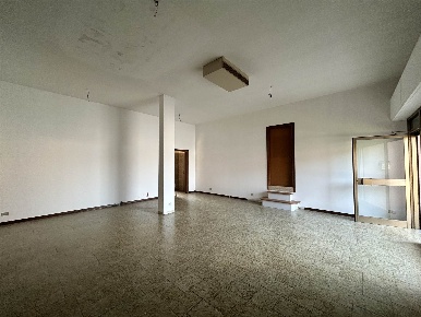 Foto Negozio a San Giorgio Piacentino Centro di 102 m² con 2 locali