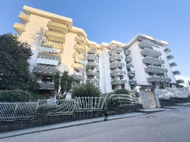 Foto Ufficio in via G. Tommasi  2, Cosenza Stadio - Città 2000 di 165 m²