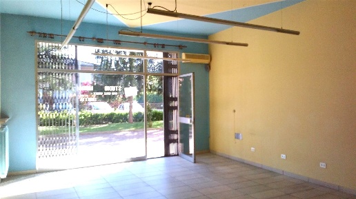 Foto Locale commerciale a Sant'Ilario d'Enza Centro di 67 m² con 2 locali