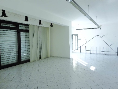Foto Negozio a Sinalunga Bettolle di 130 m² con 6 locali in vendita