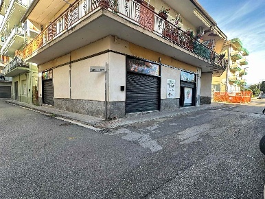 Foto Locale commerciale in Via Bixio 17, Bellizzi Centro di 140 m²