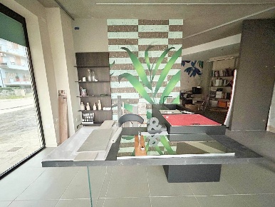 Foto Negozio a Cesenatico di 87 m² con 4 locali in vendita