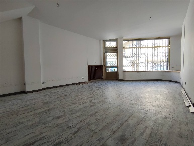 Foto Negozio in Via Tollen 10, Châtillon Centro di 59 m² con 1 locali