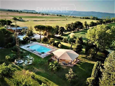 Foto Agriturismo a Castiglione del Lago Carraia di 400 m² con 21 locali
