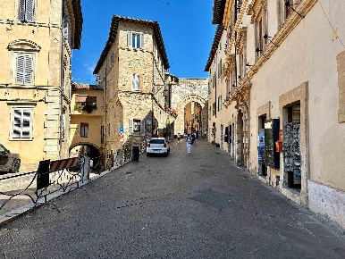 Foto Locale commerciale in Corso Giuseppe Mazzini 18, Assisi Centro Storico