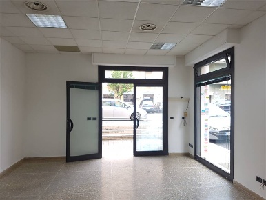 Foto Negozio a Roma Centocelle di 40 m² con 2 locali in vendita