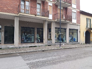Foto Negozio in Via Gramsci 15, Trezzo sull'Adda di 130 m² con 3 locali