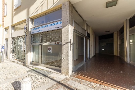 Foto Attività commerciale a Trezzo sull'Adda di 45 m² con 1 locali