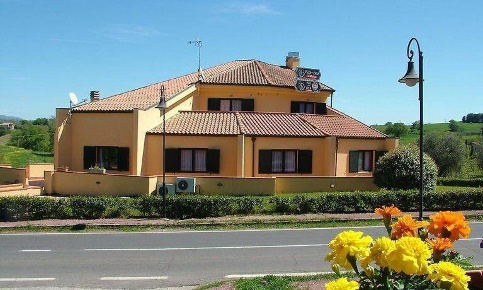 Foto Attività commerciale a Manciano di 600 m² con 12 locali in vendita
