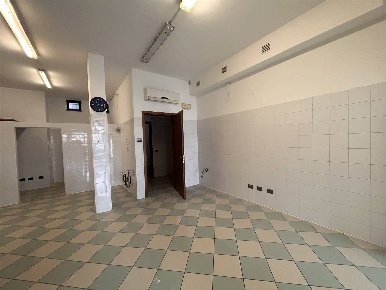 Foto Negozio a Pontenure di 90 m² con 1 locali in affitto