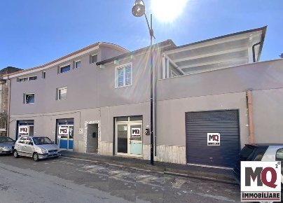 Foto Negozio a Mondragone di 155 m² con 5 locali in vendita
