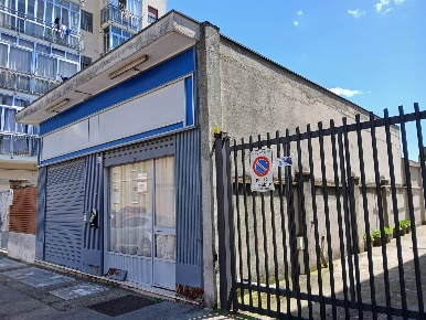 Foto Locale commerciale in Via Rismondo 39, Torino di 210 m² con 5 locali