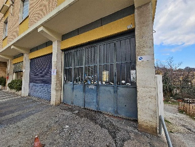 Foto Locale commerciale a San Severino Marche Centro di 87 m² con 1 locali