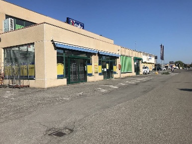 Foto Negozio a Sant'Ilario d'Enza Calerno di 530 m² con 3 locali in vendita