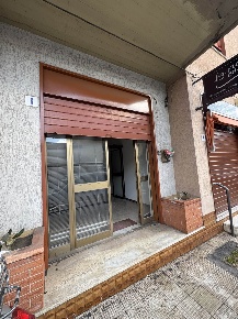 Foto Negozio in Via Ercole Patti 6, Pedara Centro di 30 m² con 1 locali