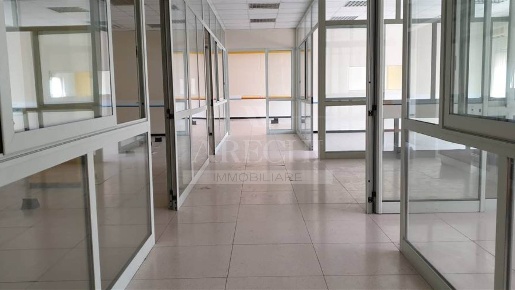Foto Ufficio a Salerno Zona Industriale - San Leonardo di 660 m² in affitto