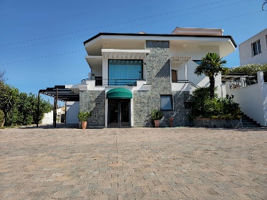 Foto Villa unifamiliare a Matera di 733 m² con 6 locali in vendita
