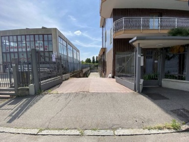 Foto Magazzino in VIA DE NICOLA  5, Cesano Boscone Centro di 350 m²