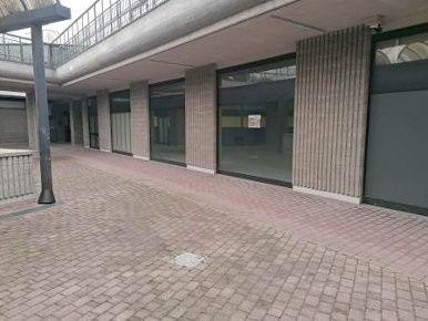 Foto Negozio in Via Saronnese, Legnano di 1400 m² con 2 locali in vendita