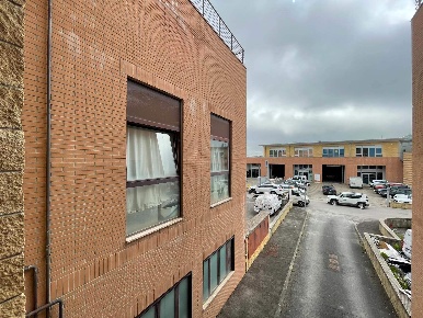 Foto Locale commerciale a Siena Cerchiaia - Coroncina di 126 m² in affitto
