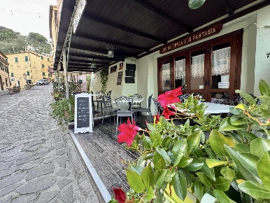 Foto Attività commerciale a Rio Rio Nell'Elba di 74 m² con 3 locali