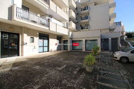 Foto Negozio in Via Villa Castelli  10, Martina Franca di 1200 m²