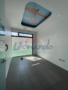 Foto Negozio a Piacenza Via Colombo di 200 m² con 3 locali in vendita