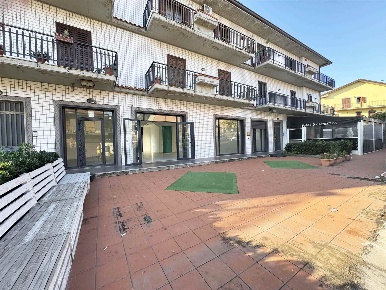 Foto Negozio a Pedara Centro di 173 m² in affitto