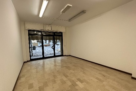 Foto Negozio a Modena Sacca - Stazione di 50 m² con 2 locali in vendita