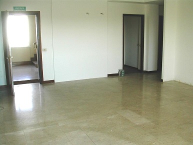 Foto Ufficio a Piacenza Via Colombo di 250 m² con 4 locali in vendita