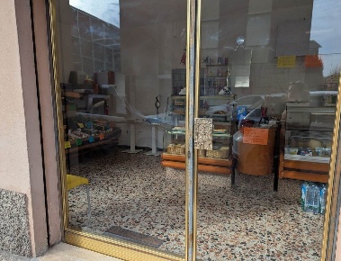 Foto Negozio in VIA  PARINI  63, Modena San Cataldo di 46 m² con 2 locali