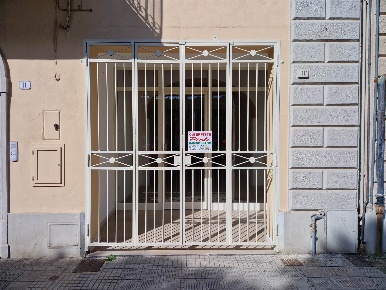 Foto Negozio in Piazza Giosuè Carducci 11, Cecina Cecina Centro di 95 m²