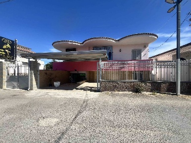 Foto Attività commerciale a Castel Volturno Pinetamare di 380 m² in vendita