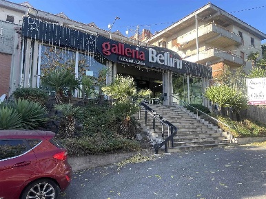 Foto Attività commerciale a Sant'Agata li Battiati di 180 m² con 10 locali