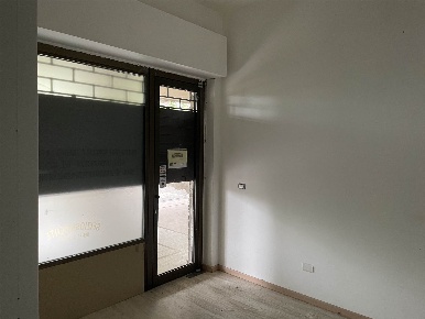 Foto Negozio in Via dei Pini  7, Pieve Emanuele Centro di 50 m² in affitto