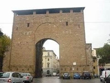 Foto Negozio a Firenze San Frediano di 150 m² con 4 locali in vendita