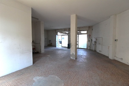 Foto Locale commerciale a Poggibonsi Centro di 99 m² con 1 locali