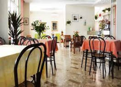 Foto Hotel in via xxv marzo 1831 21, Rimini di 1200 m² con 29 locali