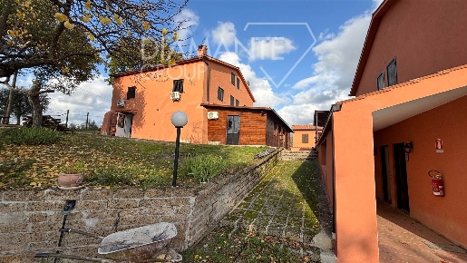 Foto Agriturismo a Montebuono Centro di 670 m² con 19 locali in vendita