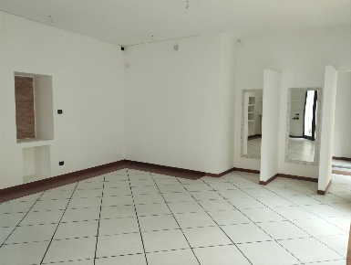 Foto Negozio a Treviglio di 78 m² con 2 locali in affitto