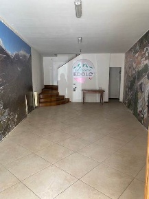 Foto Negozio in PIAZZA MARTRIRI DELLA LIBERTA 12, Edolo Centro di 50 m²