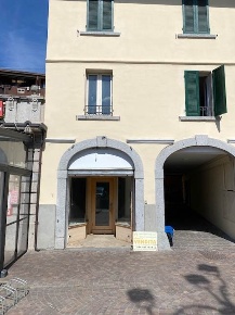 Foto Negozio in PIAZZA MARTRIRI DELLA LIBERTA 12, Edolo Centro di 50 m²
