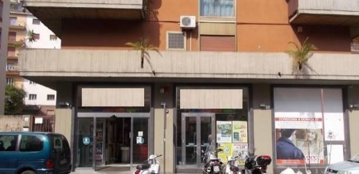 Foto Negozio a Catania Vulcania - Sanzio di 574 m² con 1 locali in vendita
