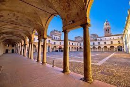 Foto Negozio in Via Calvi, Mantova Centro di 800 m² in vendita